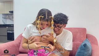 指导小步 Sister 玩手机 我让她感受我的大鸡巴
