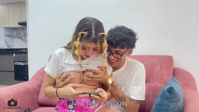 指导小步 girlfriend 玩手机 我让她感受我的大鸡巴