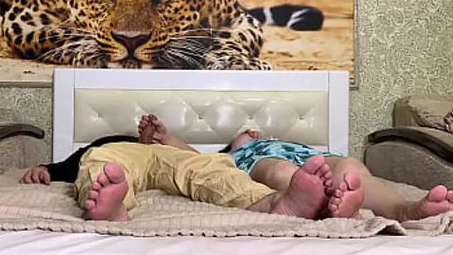 milf fucked the package′s dick🍆 and spread her ass🍑 while he penetrated her anal👌