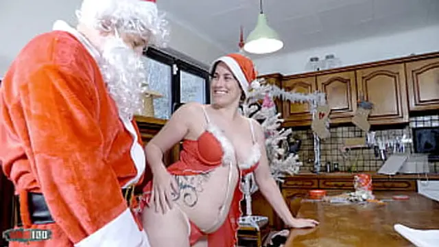 Emmita′s Busty Bounce in Xmas Kitchen Seduction with Terry′s Intense Anal👌 Pleasure