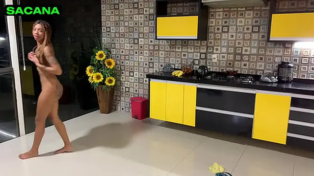 Linda morena buceta molhada em boquete gostoso