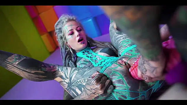 Anuskatzz gets a big strapon from Illuz