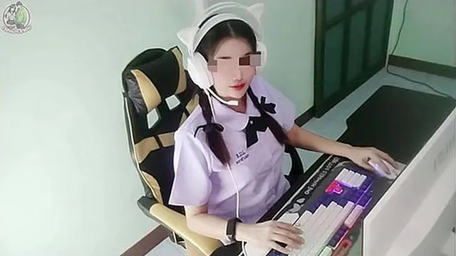Thai student caught and penetrated by her senior in front of the computer &mdash;  screaming in the house (clear Thai audio) 4K