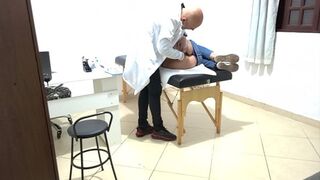 Gynecologist performs rectal exam with his fingers in her ass 