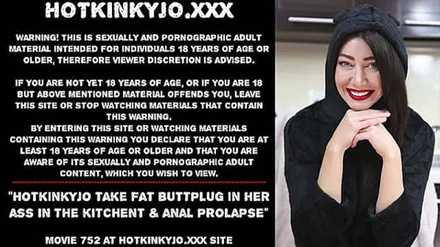 Hotkinkyjo take fat buttplug in her ass in the kitchent & anal prolapse